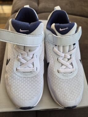 Nike Kids Light Gray and Navy Hook-and-Loop Sneakers
